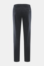 Hiltl Baumwollhose 'Parma' navy, Rückansicht, Satin aus Baumwolle, leicht elastisch, glatter Griff, Regular Fit, schmal zulaufend, Zip Fly, Bundhaken, französische und Gesäßtaschen mit Knopf.
