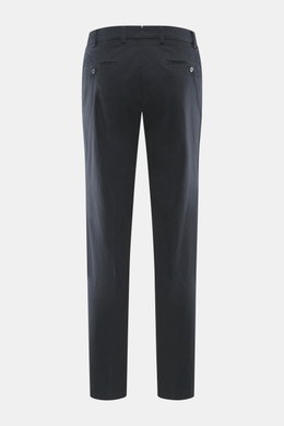 Hiltl Baumwollhose 'Parma' navy, Rückansicht, Satin aus Baumwolle, leicht elastisch, glatter Griff, Regular Fit, schmal zulaufend, Zip Fly, Bundhaken, französische und Gesäßtaschen mit Knopf.