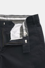 Nahaufnahme der geöffneten Taille der Hiltl Baumwollhose 'Parma' navy, Satin aus Baumwolle, Regular Fit, Zip Fly, Bundhaken, französische Taschen.