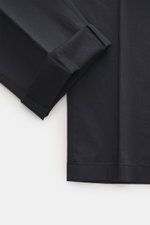Nahaufnahme der Hiltl Baumwollhose 'Parma' navy, seitlich fotografiert, zeigt glatten Griff, Satin aus Baumwolle, leicht elastisch, Regular Fit, schmal zulaufend.