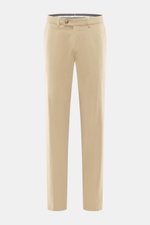 Vorderansicht der Hiltl Baumwollhose 'Parma' beige aus Satin-Baumwolle, Regular Fit, leicht elastisch, schmal zulaufend, mit Zip Fly, Bundhaken, französischen und Knopf-Gesäßtaschen.