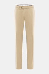 Vorderansicht der Hiltl Baumwollhose 'Parma' beige aus Satin-Baumwolle, Regular Fit, leicht elastisch, schmal zulaufend, mit Zip Fly, Bundhaken, französischen und Knopf-Gesäßtaschen.