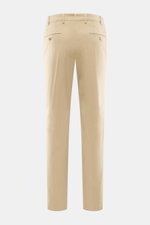 Rückansicht der Hiltl Baumwollhose 'Parma' beige, Satin aus Baumwolle, leicht elastisch, Regular Fit, schmal zulaufend, Zip Fly, Bundhaken, Taschen.