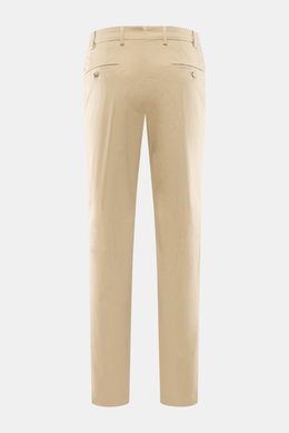 Rückansicht der Hiltl Baumwollhose 'Parma' beige, Satin aus Baumwolle, leicht elastisch, Regular Fit, schmal zulaufend, Zip Fly, Bundhaken, Taschen.