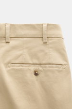 Rückansicht der Hiltl Baumwollhose 'Parma' beige aus Satin Baumwolle, Regular Fit, leicht schmal zulaufend, mit französischen und Gesäßtaschen, Zip Fly, Bundhaken.