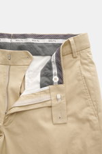 Hiltl Baumwollhose 'Parma' beige, Detailfoto von oben auf Bund mit Satin aus Baumwolle, elastisch, Regular Fit, Zip Fly, Bundhaken, Taschen.