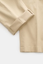 Nahaufnahme der Hiltl Baumwollhose 'Parma' beige, Detailansicht vom Bein mit Umschlag, Satin aus Baumwolle, Regular Fit, glatter Griff, leicht elastisch.