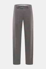 Hiltl Baumwollhose 'Parma' grau, frontale Nahaufnahme, Satin aus Baumwolle, leicht elastisch, glatter Griff, Regular Fit, schmal zulaufend, Zip Fly, Bundhaken, französische und Gesäßtaschen mit Knopf.