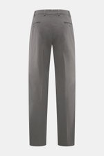 Hiltl Baumwollhose 'Parma' grau von hinten fotografiert, Satin aus Baumwolle, leicht elastisch, Regular Fit, französische Taschen, Knopf-Gesäßtaschen.