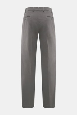 Hiltl Baumwollhose 'Parma' grau von hinten fotografiert, Satin aus Baumwolle, leicht elastisch, Regular Fit, französische Taschen, Knopf-Gesäßtaschen.
