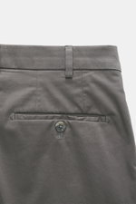 Rückansicht der Hiltl Baumwollhose 'Parma' grau, Satin aus Baumwolle, glatt, leicht elastisch, Regular Fit, schmal zulaufend, Gesäßtasche mit Knopf.