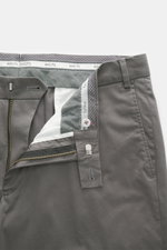 Hiltl Baumwollhose 'Parma' grau, Nahaufnahme von oben, offen mit Zip Fly, Bundhaken, satinierte Baumwolle, Regular Fit, französische und Gesäßtaschen mit Knopf.
