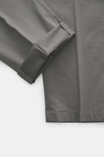 Hiltl Baumwollhose 'Parma' grau, Detailfoto aus seitlicher Nahaufnahme, Satin aus Baumwolle, leicht elastisch, glatter Griff, Regular Fit, schmal zulaufend.