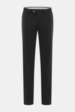 Hiltl Baumwollhose 'Parma' schwarz, frontale Nahaufnahme, Satin aus Baumwolle, leicht elastisch, glatter Griff, Regular Fit, schmal zulaufend, Zip Fly, Bundhaken, französische Taschen, Gesäßtaschen mit Knopf.