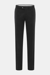Hiltl Baumwollhose 'Parma' schwarz, frontale Nahaufnahme, Satin aus Baumwolle, leicht elastisch, glatter Griff, Regular Fit, schmal zulaufend, Zip Fly, Bundhaken, französische Taschen, Gesäßtaschen mit Knopf.