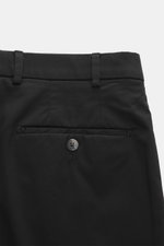 Hiltl Baumwollhose 'Parma' schwarz, Detailansicht von hinten oben mit Satin aus Baumwolle, leicht elastisch, glatter Griff, Regular Fit, Zip Fly, Bundhaken, französische Taschen, Gesäßtaschen mit Knopf, leicht schmal zulaufend.