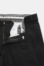 Nahaufnahme der geöffneten Bund- und Reißverschlusspartie der Hiltl Baumwollhose 'Parma' schwarz, Satin aus Baumwolle, Regular Fit, leicht schmal zulaufend, Zip Fly und Bundhaken, französische Taschen, glatter Griff.
