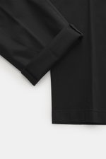 Nahaufnahme der Hiltl Baumwollhose 'Parma' schwarz, Detailansicht vom Bein mit Satin-Baumwolle, Regular Fit, leicht schmal zulaufend, Zip Fly, Bundhaken, französische Taschen, Gesäßtaschen mit Knopf, glatter Griff, leicht elastische Qualität.