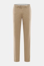 Hiltl Baumwollhose 'Parma' taupe, Frontansicht, Satin aus Baumwolle, leicht elastisch, glatter Griff, Regular Fit, schmal zulaufend, Zip Fly, Bundhaken, französische Taschen, Gesäßtaschen mit Knopf.
