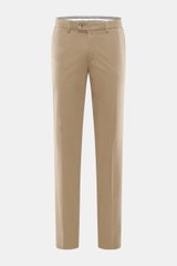 Hiltl Baumwollhose 'Parma' taupe, Frontansicht, Satin aus Baumwolle, leicht elastisch, glatter Griff, Regular Fit, schmal zulaufend, Zip Fly, Bundhaken, französische Taschen, Gesäßtaschen mit Knopf.