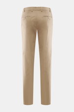 Hiltl Baumwollhose 'Parma' taupe, Rückansicht, Satin aus Baumwolle, leicht elastisch, glatter Griff, Regular Fit, schmal zulaufend, Zip Fly, Bundhaken, französische und Gesäßtaschen mit Knopf.