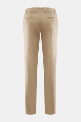 Hiltl Baumwollhose 'Parma' taupe, Rückansicht, Satin aus Baumwolle, leicht elastisch, glatter Griff, Regular Fit, schmal zulaufend, Zip Fly, Bundhaken, französische und Gesäßtaschen mit Knopf.