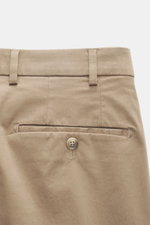 Hiltl Baumwollhose 'Parma' taupe, Rückansicht, Satin aus Baumwolle, leicht elastisch, glatter Griff, Regular Fit, schmal zulaufend, Zip Fly, Bundhaken, französische und Gesäßtaschen mit Knopf.