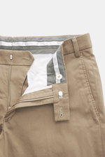 Nahaufnahme der geöffneten Taille der Hiltl Baumwollhose 'Parma' taupe, Satin aus Baumwolle, Regular Fit, leicht schmal, Zip Fly, Bundhaken, französische Taschen, glatter Griff.