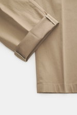 Nahaufnahme der Hiltl Baumwollhose 'Parma' taupe, Detailansicht des Saums, Satin aus Baumwolle, Regular Fit, leicht elastisch, glatter Griff.