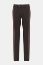 Vorderansicht der Hiltl Baumwollhose 'Parma' dunkelbraun aus Satin-Baumwolle, Regular Fit, leicht elastisch, schmal zulaufend mit Zip Fly, Bundhaken, französischen Taschen und Gesäßtaschen mit Knopf.