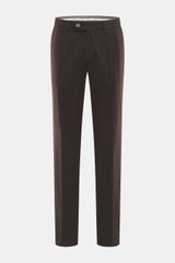 Vorderansicht der Hiltl Baumwollhose 'Parma' dunkelbraun aus Satin-Baumwolle, Regular Fit, leicht elastisch, schmal zulaufend mit Zip Fly, Bundhaken, französischen Taschen und Gesäßtaschen mit Knopf.