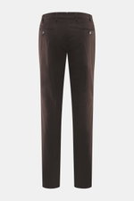 Hiltl Baumwollhose 'Parma' dunkelbraun, Rückansicht, Satin aus Baumwolle, leicht elastisch, glatter Griff, Regular Fit, leicht schmal zulaufend, Zip Fly, Bundhaken, französische Taschen, Gesäßtaschen mit Knopf.