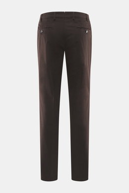 Hiltl Baumwollhose 'Parma' dunkelbraun, Rückansicht, Satin aus Baumwolle, leicht elastisch, glatter Griff, Regular Fit, leicht schmal zulaufend, Zip Fly, Bundhaken, französische Taschen, Gesäßtaschen mit Knopf.