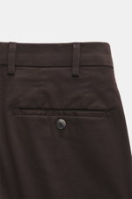 Hiltl Baumwollhose 'Parma' dunkelbraun, Detailaufnahme von Bund und Gesäßtasche, Satin aus Baumwolle, leicht elastisch, Regular Fit, Zip Fly, Knopf, französische und Gesäßtaschen.