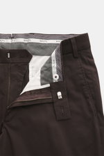 Nahaufnahme der geöffneten Taille der Hiltl Baumwollhose 'Parma' dunkelbraun, Satin aus Baumwolle, leicht elastisch, Regular Fit, Zip Fly, Bundhaken.