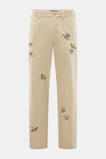 Polo Ralph Lauren Chino 'Big Fit' beige, Frontansicht, Twill aus Baumwolle, weicher Griff, Tapered Fit, gerader Schnitt, Button-Fly, Taschen in der Seitennaht, Gesäßtaschen mit Knopf, prägnantes Enten-Stitching.