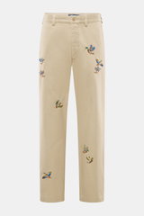 Polo Ralph Lauren Chino 'Big Fit' beige, Frontansicht, Twill aus Baumwolle, weicher Griff, Tapered Fit, gerader Schnitt, Button-Fly, Taschen in der Seitennaht, Gesäßtaschen mit Knopf, prägnantes Enten-Stitching.