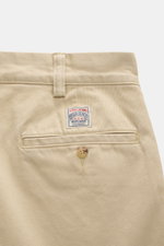 Polo Ralph Lauren Chino 'Big Fit' beige, Detailaufnahme von hinten oben, Twill aus Baumwolle, weicher Griff, Tapered Fit, gerader Schnitt, Button-Fly, Taschen in der Seitennaht, Gesäßtaschen mit Knopf, prägnantes Enten-Stitching.