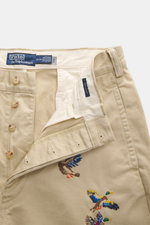 Polo Ralph Lauren Chino 'Big Fit' beige, Twill aus Baumwolle, weicher Griff, Tapered Fit, Button-Fly, Taschen seitlich, Gesäßtaschen mit Knopf, frontale Nahaufnahme.