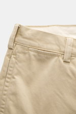 Nahaufnahme der Polo Ralph Lauren Chino 'Big Fit' beige aus Twill-Baumwolle, weicher Griff, gerader Schnitt, Tapered Fit, Button-Fly, Seiten- und Gesäßtaschen mit Knopf, prägnantes Enten-Stitching, seitliche Perspektive.