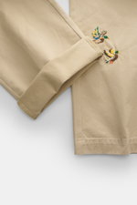 Polo Ralph Lauren Chino 'Big Fit' beige aus weichem Baumwoll-Twill, detailierte Enten-Stitching, Detailaufnahme von oben, gerader Schnitt, Tapered Fit.