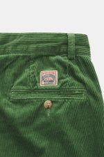 Nahaufnahme aus schräger Perspektive der grünen Polo Ralph Lauren Cordhose 'Whitman' mit Cord aus Baumwolle, softerm Griff, prägnantem Enten-Stitching, Reißverschluss, Bundknöpfen, Uhrentasche mit Patte und fixiertem Saumaufschlag.