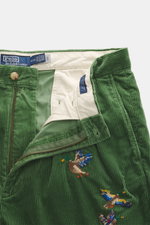 Polo Ralph Lauren Cordhose 'Whitman' grün, Detailansicht von oben, Cord aus Baumwolle, softer Griff, Tapered Fit, Reißverschluss, Bundknöpfe, Enten-Stitching.