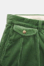Nahaufnahme der Polo Ralph Lauren Cordhose 'Whitman' grün von oben, zeigt Cord aus Baumwolle, weichen Griff, französische Taschen, Enten-Stitching.