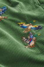 Nahaufnahme von grünem Cordstoff mit prägnantem Enten-Stitching, Detail der Polo Ralph Lauren Cordhose 'Whitman' grün aus Baumwolle mit softem Griff.