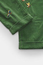 Nahaufnahme der grünen Polo Ralph Lauren Cordhose 'Whitman' im Tapered Fit mit Enten-Stitching, weichem Griff und fixiertem Saumaufschlag, fotografiert von oben.