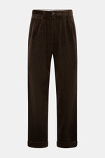 Polo Ralph Lauren Cordhose 'Whitman' dunkelbraun, frontal fotografiert, kurze Cordhose aus Baumwolle mit Bundfalten, Tapered Fit, französischen Taschen, Saumaufschlag.