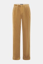 Vorderansicht der Polo Ralph Lauren Cordhose 'Whitman' camel mit kurzem Schnitt, Bundfalten, Tapered Fit, Reißverschluss, Bundknöpfen, Uhrentasche und fixiertem Saumaufschlag.