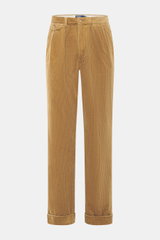 Vorderansicht der Polo Ralph Lauren Cordhose 'Whitman' camel mit kurzem Schnitt, Bundfalten, Tapered Fit, Reißverschluss, Bundknöpfen, Uhrentasche und fixiertem Saumaufschlag.
