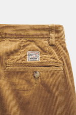Polo Ralph Lauren Cordhose 'Whitman' camel, Detailaufnahme von hinten oben, Cord aus Baumwolle, Bundfalten, Reißverschluss, Knöpfe, Taschen, Saumaufschlag.